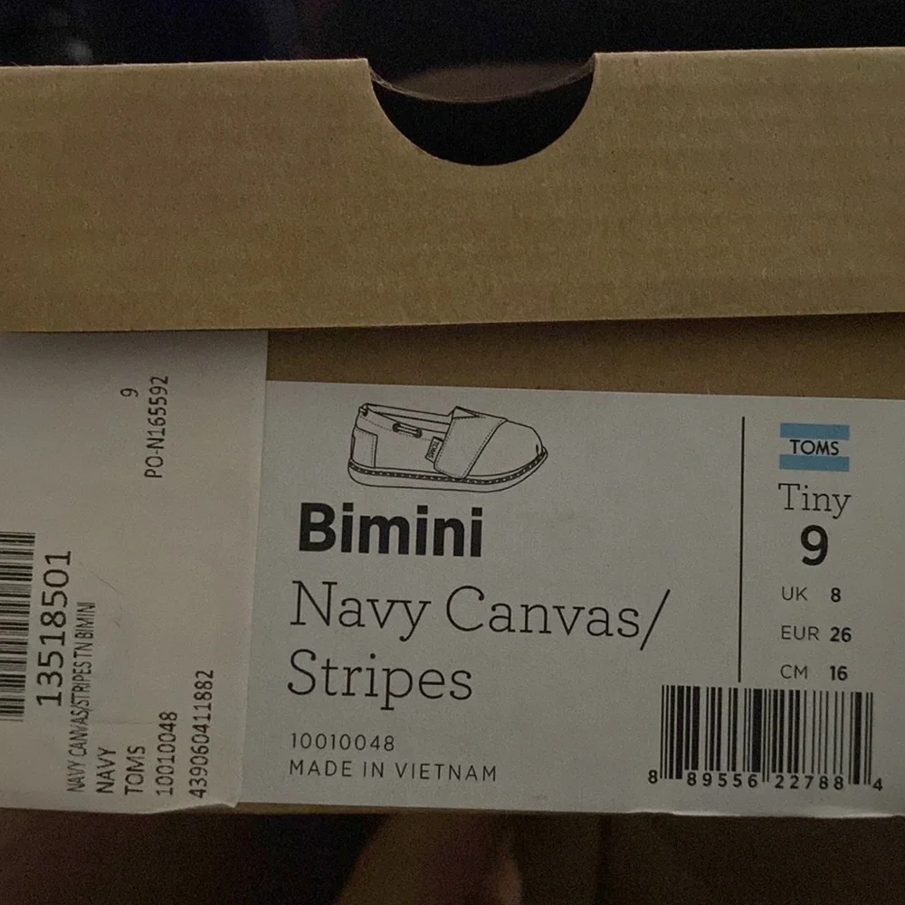 Tom’s little kids canvas slip ons - great condition